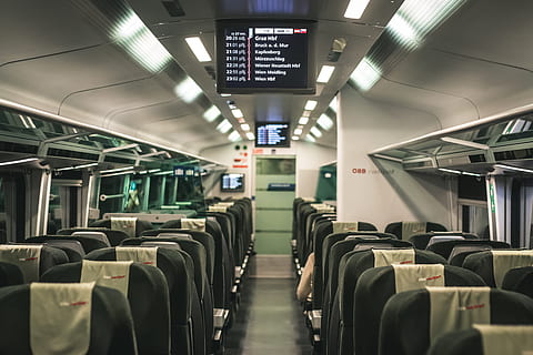 flad, skærm tv, loft, køretøj, passager bil, transportmidler, sofa, møbel, tog, stol, indendørs, mødelokale, konferencerum, værelse, sæde, terminal, afgange, tom, ensomhed, computer, skærm, ankomster, tech, i en række, bilsæde, transportform, køretøj interiør, belyst, offentlig transport, fly, fravær, rejse, luftfartøj, ingen mennesker, belysningsudstyr, skilt, midtergang, faldende perspektiv, flysæde, 5K, CC0, offentligt domæne, royaltyfrie