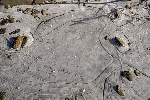 gråt sand, jord, natur, udendørs, flod, vinter, mudder, Enns, sne, Frosset, is, arkæologi, klippe, sand, tjære, bjerg, pyt, krater, vulkan, flise, ingen mennesker, fuld ramme, baggrunde, dag, høj vinkel visning, mønster, tæt på, tekstureret, strand, ro, smuds, Mark, våd, træ, fodspor, 5K, CC0, offentligt domæne, royaltyfrie