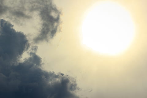 cel, sol, núvols, resum, gran, mirant el sol, bola de foc, llum, núvols foscos, blanc, sol blanc, núvol - cel, bellesa a la natura, vista d’angle baix, escenics - natura, tranquil·litat, naturalesa, cap gent, llum solar, a l'aire lliure, escena tranquil·la, dia, idíl·lic, cloudscape, cel dramàtic, fons, groc, núvol, brillant, lluminós, 5K, CC0, domini públic, lliure de regalies