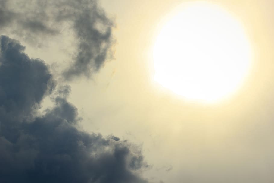cel, sol, núvols, resum, gran, mirant el sol, bola de foc, llum, núvols foscos, blanc, sol blanc, núvol - cel, bellesa a la natura, vista d’angle baix, escenics - natura, tranquil·litat, naturalesa, cap gent, llum solar, a l'aire lliure, escena tranquil·la, dia, idíl·lic, cloudscape, cel dramàtic, fons, groc, núvol, brillant, lluminós, 5K