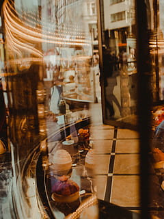 verschiedene Tischdekore, verwischen, Nahansicht, Handel, Tageslicht, Dekorationen, Fokus, Glasfenster, drinnen, Beleuchtung, Waren, modern, Geschäfte, Shops, städtisch, Glas - Material, Bewegungsunschärfe, Fenster, transparent, Bewegung, Stadt, Reflexion, Restaurant, zufällige Menschen, Geschäft, echte Menschen, Kunst, Kultur und Unterhaltung, die Architektur, Musikinstrument, Essen und Trinken, Tabelle, Straße, Glas, 4K, CC0, gemeinfrei, lizenzfrei