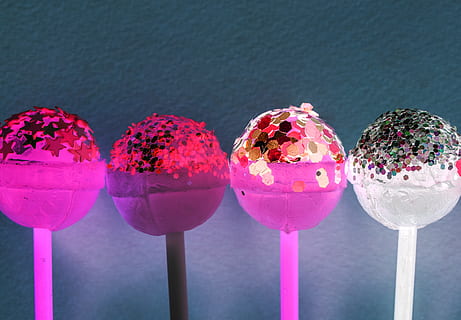 quatro pirulitos cheios, sortimento, fundo, doces, fechar-se, cor, colorida, cores, confecção, confete, criativo, desenhar, sabor, Comida, Diversão, glitter, bonzinho, doce duro, indulgência, pirulito, multi colorido, granulados, bastão, estilo, açúcar, açucarado, saboroso, textura, tratar, doce, comida doce, comida e bebida, frescura, ninguém, sobremesa, sorvete, cor rosa, pronto para comer, comida congelada, congeladas, tentação, alimentação pouco saudável, ainda vida, lado a lado, produtos lácteos, 4K, CC0, domínio público, royalty free