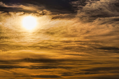 sol, naturalesa, cel, núvols, vespre, atmosfèric, llum, raig de sol, tarda, llum solar, disc, retroiluminació, avió, jet, prat, fons de pantalla, meditació, vol, cel de la xocolata, art, núvol - cel, posta de sol, escenics - natura, bellesa a la natura, tranquil·litat, escena tranquil·la, idíl·lic, color taronja, cel dramàtic, cap gent, a l'aire lliure, fons, groc, cloudscape, por, brillant, meteorologia, 4K, CC0, domini públic, lliure de regalies