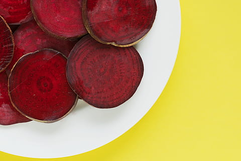 a închide, fotografie, roșu, sfecla, farfurie, Sfeclă, sfecla de sfeclă roșie, culoare, dietă, alimente, proaspăt, prospeţime, fruct, recolta, sănătos, ingredient, suculent, natural, organic, brut, copt, felie, feliat, felii, gustos, mancare si bautura, mâncat sănătos, bunăstare, vedere în unghi mare, nici o persoana, în interior, natură moartă, direct deasupra, masa, galben, grup de obiecte, studio shot, castron, spațiu copie, faianță, ispită, 4K, CC0, domeniu public, fără drepturi de autor