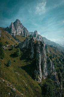 bjergtop, udendørs, bjerg, bjergkæde, natur, spids, hældning, gran, plante, abies, træ, plateau, landskabet, landskab, græs, ødemark, klint, vej, maleri, kunst, scenics - natur, himmel, skønhed i naturen, rolig scene, miljø, ro, sky - himmel, ikke-urbane scene, dag, ingen mennesker, klippe, idyllisk, fjern, geologi, formation, 5K, CC0, offentligt domæne, royaltyfrie