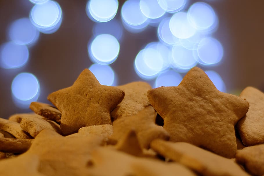 pa de gingebre, cremant, asterisc, pastes, postres, cookies, la cerimònia, menjar, menjar i beguda, Nadal, a l'interior, cap gent, al forn, celebració, primer pla, cookie, frescor, enfocament selectiu, menjar dolç, festa, il·luminat, natura morta, forma, gran grup d'objectes, taula, menjar poc saludable, berenar, temptació, 4K