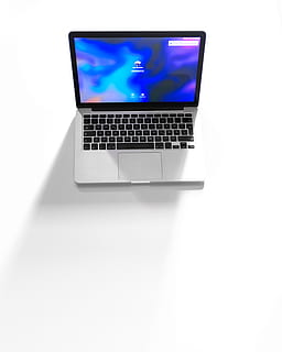 laptop, wit, kantoor, programmering, schoon, minimaal, minimalistische, tech, appel, macbook, macbook pro, computer, technologie, communicatie, Draadloze technologie, verbinding, computerapparatuur, uitknippen, witte achtergrond, toetsenbord, studio opname, binnenshuis, kopie ruimte, computerscherm, tafel, geen mensen, draagbaar informatie-apparaat, enkel object, computer deel, wereldwijde communicatie, computer sleutel, zilverkleurig, 4K, CC0, publiek domein, royaltyvrij