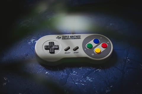 Elektronik, Hardware-, Computer, Maus, Nintendo, Retro-Spiele, Super Nintendo Entertainment System, Retro-Spieler, super famicom, snes, Fernbedienung, Joystick, Video spielen, Feuer, Tastatur, Heimkino, Kassettenspieler, Bildschirm, Unterhaltungszentrum, Kameraobjektiv, Nahansicht, Technologie, keine Leute, Steuerung, Kommunikation, Kunst, Kultur und Unterhaltung, drinnen, Text, Stillleben, Druckknopf, einzelnes Objekt, Tabelle, High Angle View, Nummer, Spielzeug, Tag, Richtigkeit, westliche Schrift, silberfarben, 5K, CC0, gemeinfrei, lizenzfrei