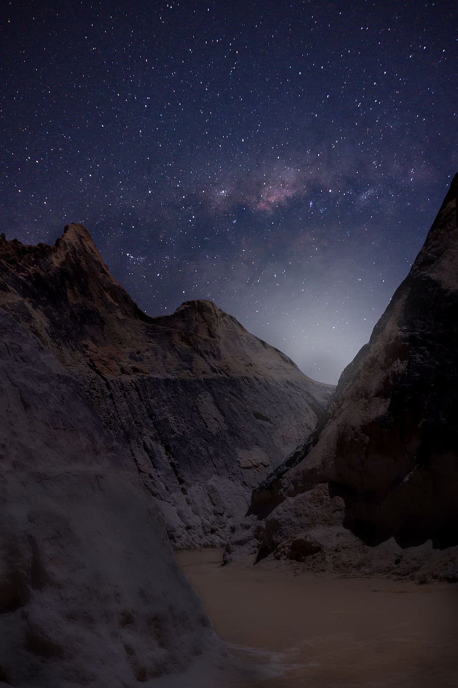 Gebirgsplakat, Stern - Raum, Szenen - Natur, Astronomie, Nacht-, Himmel, Platz, Schönheit in der Natur, Ruhe, Galaxis, ruhige Szene, Berg, Natur, Star, Sternfeld, Nicht-städtische Szene, keine Leute, idyllisch, Landschaft, Gebirge, Umgebung, Milchstraße, draußen, schneebedeckter Berg, 5K