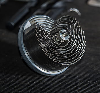 delik delme, atölye, delme, araç, iş, sanayi, metal, ustalar, zanaat, metallerin işlenmesi, çelik, kapatmak, içeriye, tablo, spiral, ön plana odaklanmak, natürmort, insansız, gümüş renkli, ahşap malzeme, Desen, seçici odak, sarmal yay, şekil, tek nesne, daire, yüksek açılı görünüş, geometrik şekil, gün, alaşım, kişisel aksesuar, 4K, CC0, kamu malı, telif ücretsiz