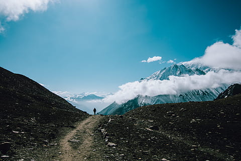 bjerg, highland, skyer, himmel, topmøde, kam, landskab, natur, dal, udsigt, udendørs, rejse, mennesker, eventyr, klatring, vandring, trek, sti, sky - himmel, skønhed i naturen, scenics - natur, rolig scene, ro, miljø, dag, ikke-urbane scene, ingen mennesker, blå, kold temperatur, fjern, vinter, idyllisk, sne, forurening, 5K, CC0, offentligt domæne, royaltyfrie