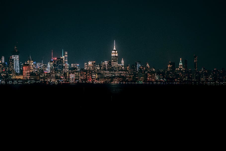 vista del grattacielo, mare, metropoli, cittadina, costruzione, urbano, città, architettura, Torre, guglia, campanile, centro, all'aperto, natura, alto aumento, illuminazione, edificio per uffici, notte, vita notturna, Quartiere, astronomia, universo, esterno dell'edificio, struttura costruita, paesaggio urbano, edificio per uffici esterno, paesaggio, illuminato, grattacielo, cielo, skyline urbano, moderno, destinazioni di viaggio, copia spazio, nessuno, alto - alto, buio, distretto finanziario, 5K