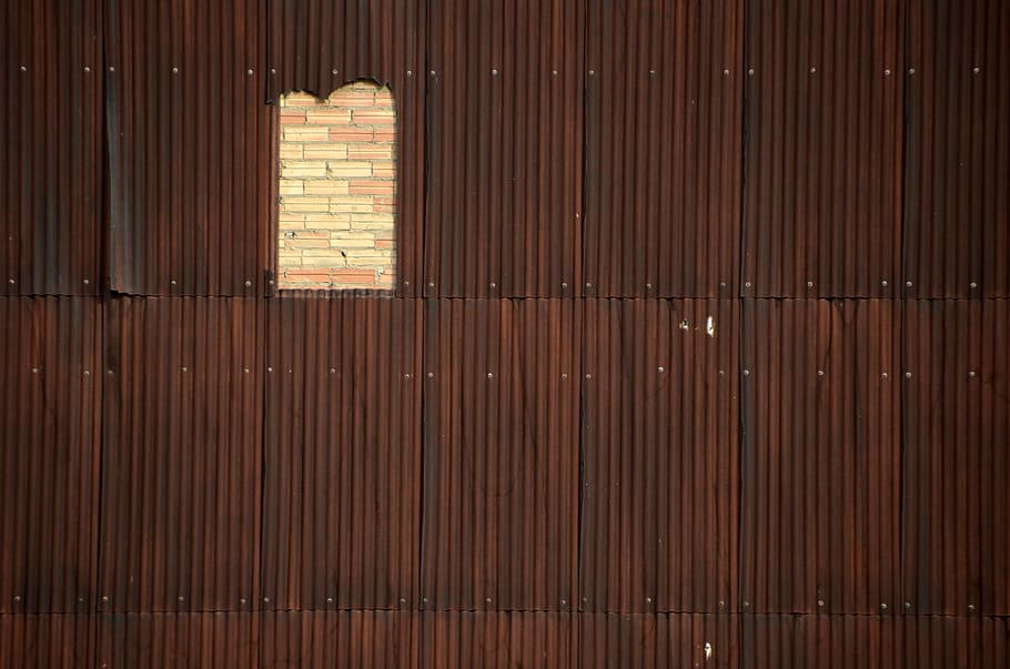 espanya, salou, maó, patró, òxid, ferro corrugat, ferro, textura, arquitectura, fons, cap gent, metall, funció de construcció de parets, corrugat, marc complet, marró, edifici, estructura construïda, dia, rovellat, tancat, material de fusta, a l'interior, llum solar, 4K