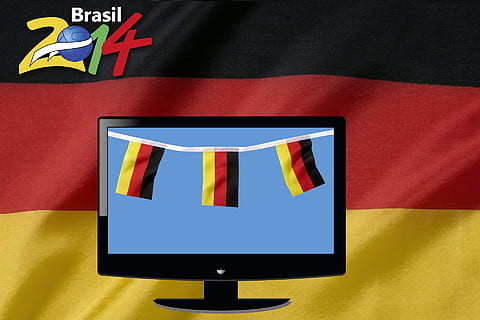 anzeigen, Fernseher, Bildschirm, Flagge, Weltmeisterschaft, Sport, Grafik, grafisch, Technologie, Fernsehgerät, Computerbildschirm, keine Leute, drinnen, Gerätebildschirm, Flüssigkristallanzeige, Computerausrüstung, Studioaufnahme, Flachbildschirm, Kunst, Kultur und Unterhaltung, Computer, einzelnes Objekt, Textil-, vergeben, Kommunikation, farbiger Hintergrund, schwarzer Hintergrund, Dreharbeiten, Video, 1080P, CC0, gemeinfrei, lizenzfrei