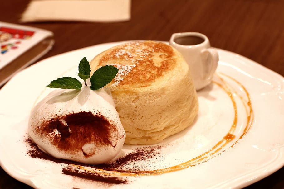 pandekage, brød, fløde, fluffy, spise, hvid, lysebrun, hvid creme, sød, mad, lækker, dessert, kage, bage, sirup, kalorier, mad og drikke, sødt mad, overbærenhed, plade, friskhed, fristelse, klar til at spise, chokolade, blad, bagt, mejeriprodukt, ingen mennesker, frosne fødevarer, tæt på, indendørs, is, mynteblad - kulinarisk, urt, vanilje is, pynt, ostekage, 5K