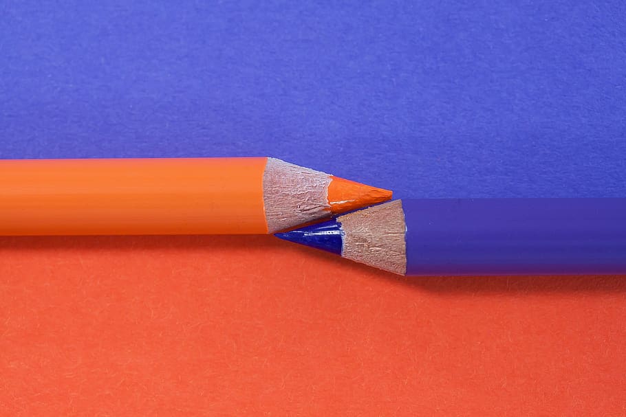 llapis de colors, complementari, taronja, violeta, instrument d’escriptura, dispositiu de caràcter, colorit, color, la meva, lacat, fusta, apuntat, consells sobre, escriure, dibuixar, esbós, disseny gràfic, disseny pla, blau, a l'interior, primer pla, tir de l'estudi, fons de colors, cap gent, natura morta, color taronja, còpia espai, vermell, taula, forma, art i artesania, material de fusta, educació, llapis, paper, disseny, tallar, porpra, fons blau, 4K