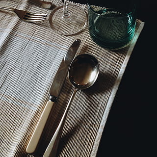 Tabelle, Mahlzeit, Mittagessen, Abendessen, Besteck, Löffel, Gabel, Glas, Messer, alt, altmodisch, Silber-, keine Leute, Essgeschirr, Nahansicht, Küchenutensilien, Stillleben, drinnen, High Angle View, Metall, Haushaltsausstattung, Holz - Material, Muster, Tischmesser, silberfarben, Tag, Serviette, Tischdecke, persönliches Accessoire, 720P, CC0, gemeinfrei, lizenzfrei