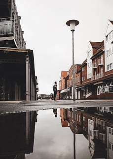 Flachwinkelaufnahmen, Mann, Stehen, Laternenpfahl, Pfütze, Person, Reflexion, Lichtmast, Gebäude, Straße, bedeckt, nass, wolkig, regnet, kühl, juister, Insel, Urlaub, Fotografie, Deutschland, Reise, warten, die Architektur, Kanal, städtische Szene, Stadt, Haus, Gebäudehülle, draußen, Europa, Geschichte, Stadtbild, berühmter Platz, Fluss, gebaute Struktur, Tourismus, Brücke - künstliche Struktur, Reiseziele, Wasser, Niederlande, alt, Stadt leben, Stadt, Dorf, amsterdam, Kulturen, Menschen, Tourist, Himmel, Fassade, Nacht-, Dämmerung, Fenster, 4K, CC0, gemeinfrei, lizenzfrei