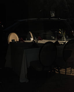 lege eethoek, meubilair, tafel, eettafel, huisdecoratie, voertuig, vervoer, trein, restaurant, voedselbank, voedsel, tafelkleed, glas, kroeg, toog, buitenshuis, leeg, straat, beker, linnen, crypt, stoel, verlicht, geen mensen, nacht, binnenshuis, donker, arrangement, natuur, afwezigheid, bedrijf, groep objecten, eten en drinken, groep, omgeving, plaatsbepaling, 4K, CC0, publiek domein, royaltyvrij