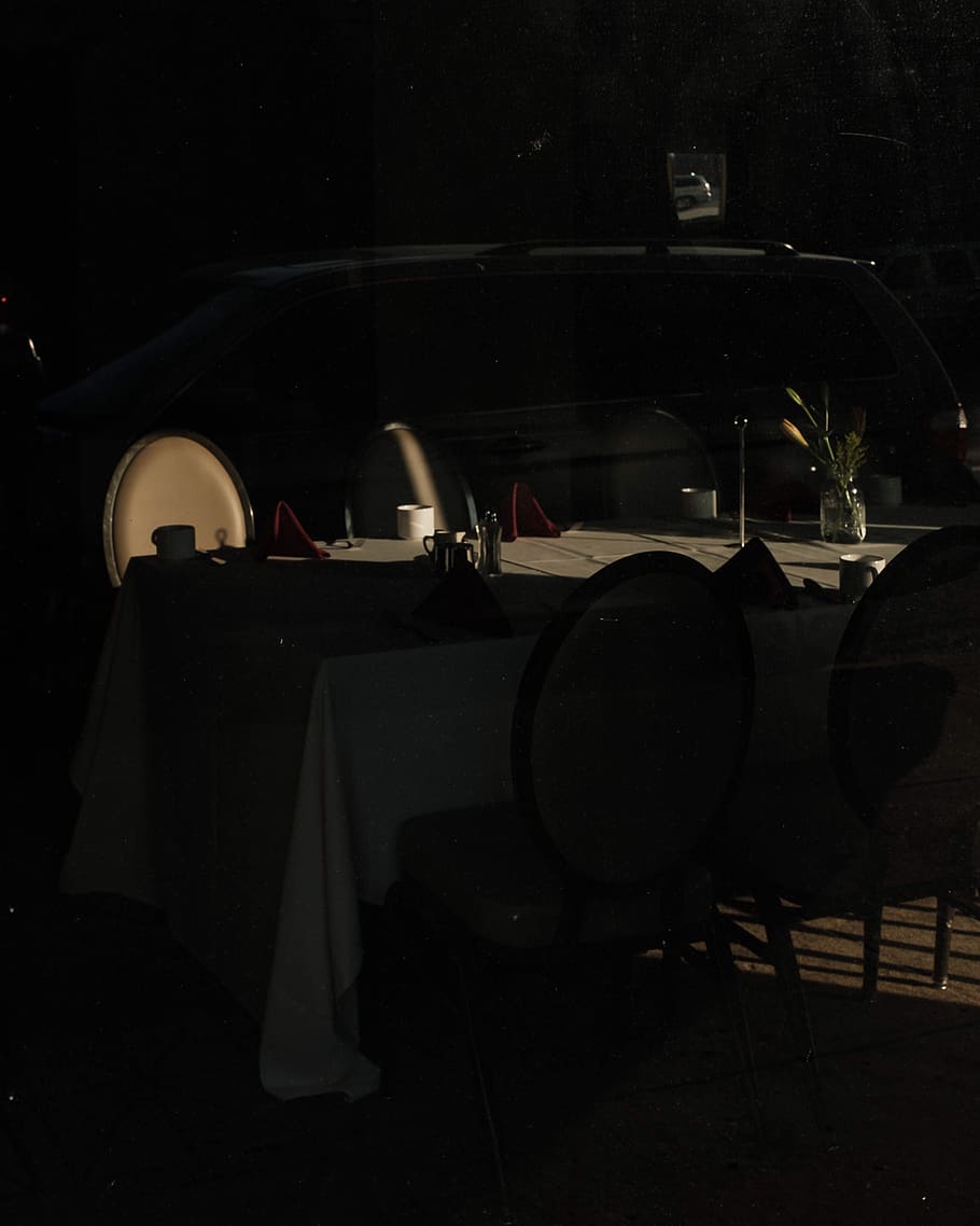 lege eethoek, meubilair, tafel, eettafel, huisdecoratie, voertuig, vervoer, trein, restaurant, voedselbank, voedsel, tafelkleed, glas, kroeg, toog, buitenshuis, leeg, straat, beker, linnen, crypt, stoel, verlicht, geen mensen, nacht, binnenshuis, donker, arrangement, natuur, afwezigheid, bedrijf, groep objecten, eten en drinken, groep, omgeving, plaatsbepaling, 4K