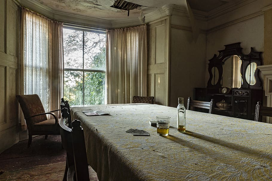 nápojová sklenice, žlutá, kapalný, domovní dekorace, židle, nábytek, dřevo, podlaha, uvnitř, jídelní stůl, stůl, architektura, hodinová věž, budova, věž, tvrdé dřevo, pokoj, místnost, Vzhled interiéru, ubrus, překližka, lůžko, okno, domácí místnost, domácí interiér, nikdo, sedadlo, Domov, den, interiér domácí prezentace, absence, luxus, Dům, stavba, bohatství, osvětlovací zařízení, sklenka, strop, 2K