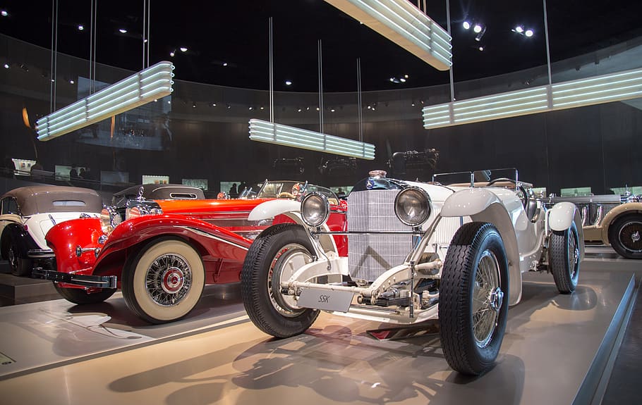 auto kolekce, kolo, stroj, auto, automobil, přeprava, vozidlo, pneumatika, hot rod, kola automobilu, mluvil, motocykl, sportovní auto, formule jedna, kola z lehké slitiny, starožitné auto, model t, buggy, kupé, Přehlídka aut, muzeum, pozemního vozidla, způsob dopravy, motorové vozidlo, noc, město, architektura, svítí, stavba, Červené, nikdo, venku, ulice, cestovat, silnice, pohyb, odraz, garáž, 5K