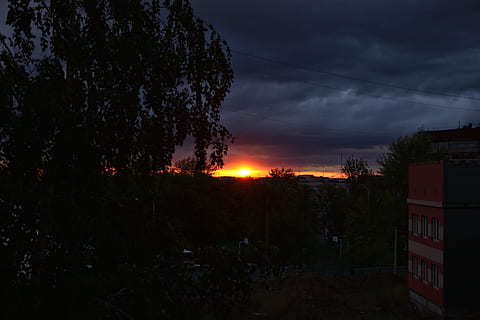 sfondo, blu, nube, Cloudscape, buio, alba, drammatico, crepuscolo, etereo, lunatico, mattina, notte, nessuno, arancia, a distanza, scena, cielo, tempesta, stratosfera, estate, raggio di sole, luce del sole, , tramonto, vista, giallo, albero, esterno dell'edificio, architettura, nuvola - cielo, struttura costruita, pianta, costruzione, natura, Casa, bellezza nella natura, all'aperto, silhouette, scenics - natura, quartiere residenziale, terra, 4K, CC0, dominio pubblico, privo di copyright