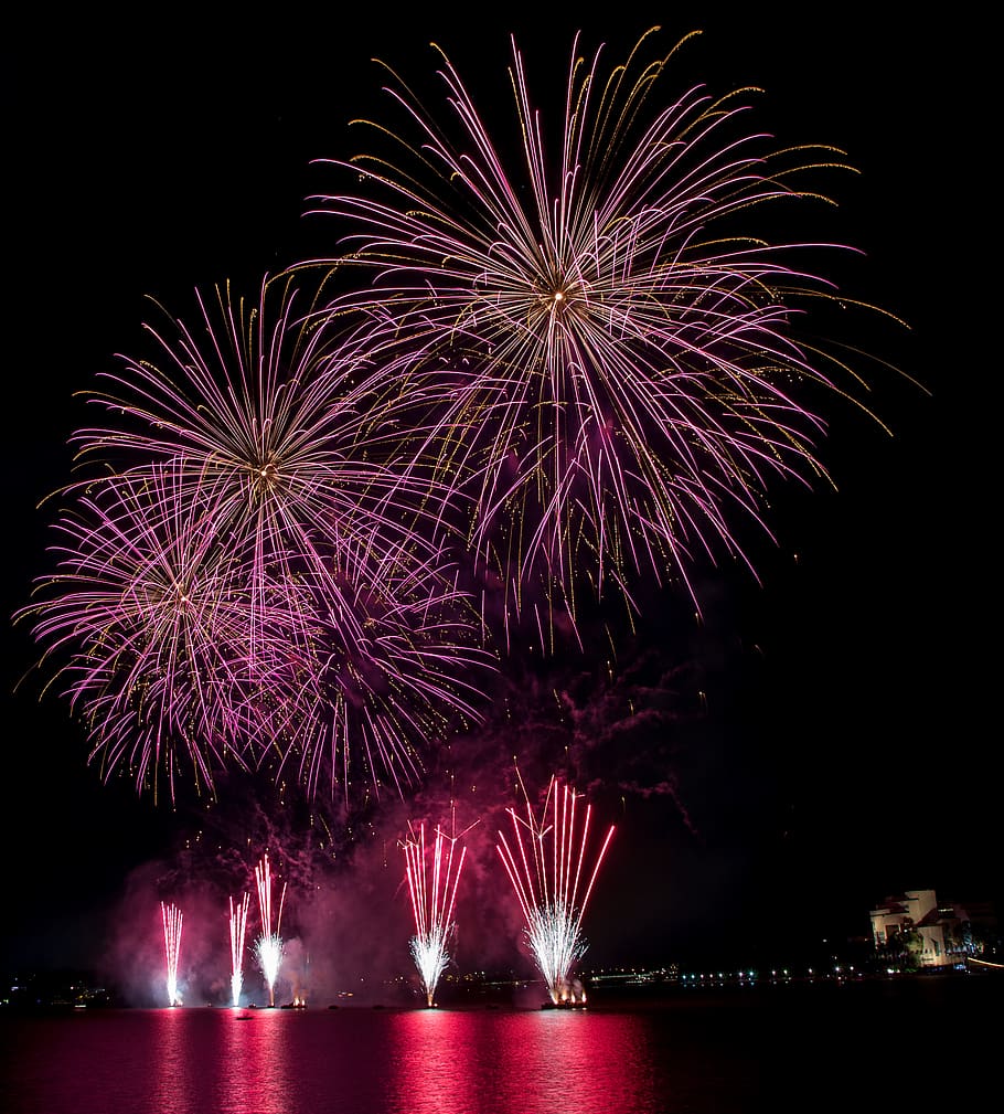 Australien, Canberra, Feuerwerk, Nacht-, beleuchtet, Feier, Veranstaltung, Kunst, Kultur und Unterhaltung, Bewegung, explodiert, Wasser, mehrfarbig, Himmel, Feuerwerk - künstliches Objekt, Langzeitbelichtung, Natur, keine Leute, glühend, Ufergegend, Reflexion, Licht, Funken, explosiv, Festival, 2K
