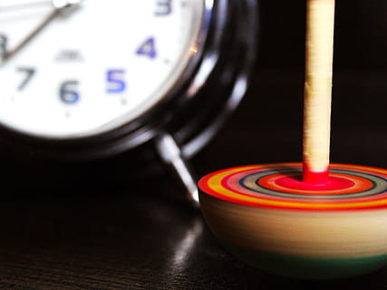 tempo, orologio, Filatura, avvicinamento, in casa, nessuno, legno - materiale, natura morta, precisione, numero, rosso, cibo e bevande, concentrarsi sulle conoscenze acquisite, due oggetti, sveglia, multicolore, tavolo, messa a fuoco selettiva, girato in studio, 1080P, CC0, dominio pubblico, privo di copyright