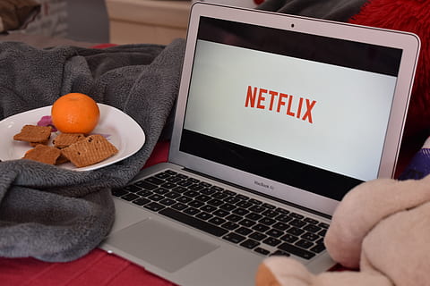 netflix, komputer, przekąski, poduszka, relaks, zrelaksować się, wieczór, technologia, technologia bezprzewodowa, laptop, porozumiewanie się, połączenie, jedzenie i picie, wewnątrz, tekst, jedzenie, Internet, wyposażenie komputera, wnętrze domu, śieć komputerowa, zdrowe odżywianie, meble, stół, za pomocą laptopa, ludzka ręka, klawiatura, 5K, CC0, domena publiczna, darmowe zdjęcia