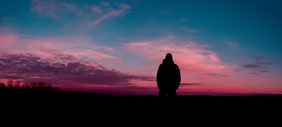 silhouette, umano, sfondo tramonto, retroilluminato, blu, nuvole, colori, buio, sera, paesaggio, uomo, natura, panoramico, cielo, solitudine, tramonto, in piedi, nuvola - cielo, una persona, bellezza nella natura, scenics - natura, persone reali, stili di vita, attività di svago, terra, la tranquillità, colore arancione, scena tranquilla, uomini, campo, all'aperto, viola, 5K