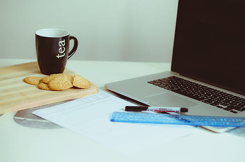 MacBook, Laptop, Computer, Technologie, Büro, Schreibtisch, Arbeiten, kreativ, Lineal, Stift, Kekse, Tee, Tasse, Becher, Geschäft, Essen und Trinken, Tabelle, kabellose Technologie, Getränk, Lebensmittel, Stillleben, Erfrischung, drinnen, Verbindung, Kaffeetasse, Kommunikation, Kaffee trinken, keine Leute, Kaffee, Frühstück, Snack, Teetasse, 4K, CC0, gemeinfrei, lizenzfrei