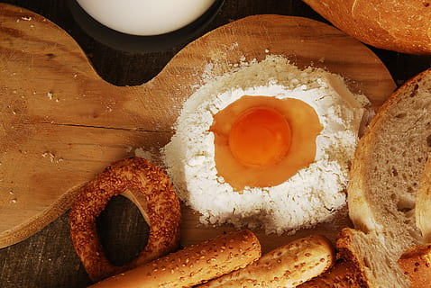 ei, wit, meel, bakken, brood, eigeel, eten en drinken, voedsel, versheid, gezond eten, binnenshuis, recht boven, stilleven, welzijn, keuken gebruiksvoorwerp, hoge hoekmening, detailopname, geen mensen, voorbereiding, tafel, hout - materiaal, ingrediënt, 2K, CC0, publiek domein, royaltyvrij