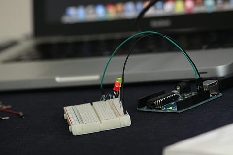 technologie, počítač, vedený, data, Hardware, arduino, spojení, uvnitř, sdělení, kabel, nikdo, detail, Internet, počítačové vybavení, zástrčku síťového připojení, nábytek, skupina objektů, počítačová síť, lavice, stůl, elektřina, podnikání, bezdrátové technologie, selektivní zaměření, klávesnice, 4K, CC0, veřejná doména, bez autorských práv