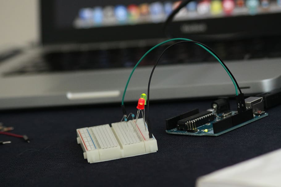 tecnologia, ordinador, led, dades, maquinari, arduino, connexió, a l'interior, comunicació, cable, cap gent, primer pla, Internet, equips informàtics, endoll de connexió de xarxa, mobles, grup d'objectes, xarxa d’ordinadors, escriptori, taula, electricitat, negocis, tecnologia sense fils, enfocament selectiu, teclat, 4K