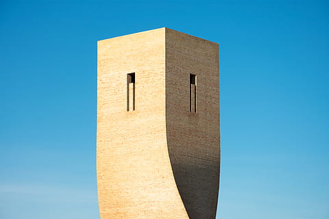 torre di cemento beige, Torre, costruzione, quarta torre di alaquás, espana, alaquas, acqua, architettura, cielo, monumento, calcestruzzo, guglia, campanile, colonna, pilastro, edificio per uffici, angolo, bunker, Torre di controllo, Torre campanaria, osservatorio, blu, cielo sereno, struttura costruita, nessuno, giorno, luce del sole, natura, esterno dell'edificio, Inquadratura dal basso, all'aperto, soleggiato, copia spazio, colonna architettonica, destinazioni di viaggio, avvicinamento, città, sfondo blu, 5K, CC0, dominio pubblico, privo di copyright