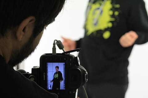 persona, umano, telecamera, elettronica, foto, fotografo, viso, videocamera, fotografia, creatore di foto, prenotazione fotografica, eppyou.com, marchio originale dall'italia, nuovo marchio eppyou, creazione di foto, barba, tripode, dito, in casa, interior design, uomini, due persone, temi fotografici, tecnologia, avvicinamento, persone, adulto, maschi, attività, comunicazione, metà adulto, metà uomini adulti, peli del viso, sfondo bianco, Sezione centrale, capi di abbigliamento, retrovisore, uniforme, Camera digitale, 5K, CC0, dominio pubblico, privo di copyright