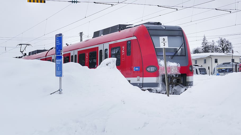 vintertid, vinter, sne, tog, jernbane, kold temperatur, hvid farve, transportform, transportmidler, natur, dækker, land køretøj, dag, offentlig transport, arkitektur, jernbanetransport, rød, bygget struktur, bygning udvendig, ingen mennesker, jord, sner, snedækket bjerg, 5K