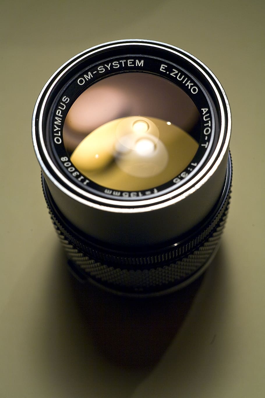 olympus, zuiko, lent, càmera, fotografia, tecnologia, vintage, pel·lícula, digital, equipament, dslr, professional, retro, vell, analògic, òptica, om, 4 3, vista d’angle alt, a l'interior, sol objecte, primer pla, cap gent, tir de l'estudi, menjar i beguda, natura morta, càmera - equip fotogràfic, temes de fotografia, taula, color negre, menjar, equip fotogràfic, metall, tallar, cultura i entreteniment artístic, il·luminat, text, accessori personal, 4K