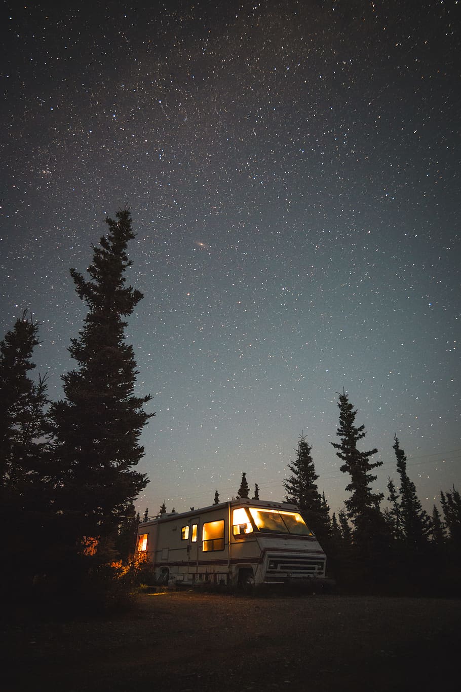 illuminato, bianca, ricreativo, veicolo, boschi, furgone, albero, notte, stella, lunga esposizione, foresta, bosco, paesaggio, campeggio, all'aperto, natura, astrofotografia, spazio, galassia, heally alaska, alaska, spae, stella - spazio, via Lattea, cielo, buio, la neve, astronomia, inverno, montagna, costellazione, crepuscolo, Luna, luce - fenomeno naturale, blu, Paesaggi, nebulosa, nessuno, Natale, viaggio, forma a stella, scena non urbana, vacanze, bellezza nella natura, 5K