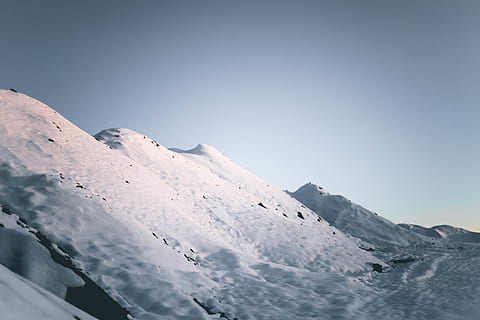 montaña de nieve, naturaleza, al aire libre, montaña, cordillera, pico, nieve, hielo, glaciar, animal, pájaro, avalancha, aventuras, actividades de ocio, cuesta abajo, Deportes, pista, deporte, Snowboarding, invierno, esquí, temperatura fría, cielo, belleza en la naturaleza, tranquilidad, paisajes - naturaleza, escena tranquila, el color blanco, Montaña cubierta de nieve, día, escena no urbana, congelado, idílico, nadie, cielo limpio, clima extremo, pico de la montaña, 5K, CC0, dominio público, libre de derechos