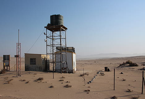 Namibia, pustynia, obszar ograniczony, zbudowana struktura, architektura, niebo, wylądować, piasek, czyste Niebo, na zewnątrz budynku, Natura, żadnych ludzi, dzień, wieża, plaża, bezpieczeństwo, na dworze, kopia przestrzeń, niebieski, opuszczony, światło słoneczne, budynek, klimat, suchy klimat, 5K, CC0, domena publiczna, darmowe zdjęcia