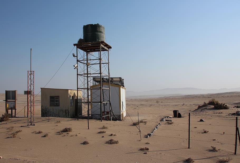 namibia, desert, zona restringida, estructura construïda, arquitectura, cel, terra, sorra, cel clar, exterior de l'edifici, naturalesa, cap gent, dia, torre, platja, seguretat, a l'aire lliure, còpia espai, blau, abandonat, llum solar, edifici, clima, clima àrid, 5K