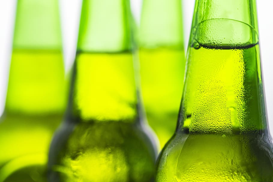 alcohol, fons, barra, cervesa, begudes, ampolla, elaborada, cerveseria, celebració, primer pla, fred, beguda freda, esborrany, beure, vidre, verd, llum, líquid, macro, festa, pinta, gust, aigua, refresc, color verd, copa, vidre - material, menjar i beguda, equipament per a la llar, condensació, cap gent, humit, transparent, contenidor, naturalesa, frescor, a l'aire lliure, 4K