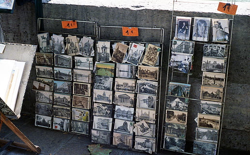roztříděný, fotografické karty, police, komerce, denní světlo, zobrazí, zboží, pohlednice, prodat, suvenýr, stánek, ulice, nikdo, v řadě, papír, hojnost, den, nástěnný prvek, média, venku, velká skupina objektů, podnikání, uspořádání, maloobchodní, noviny, vysoký úhel pohledu, architektura, zeď, text, sdělení, finance, 2K, CC0, veřejná doména, bez autorských práv