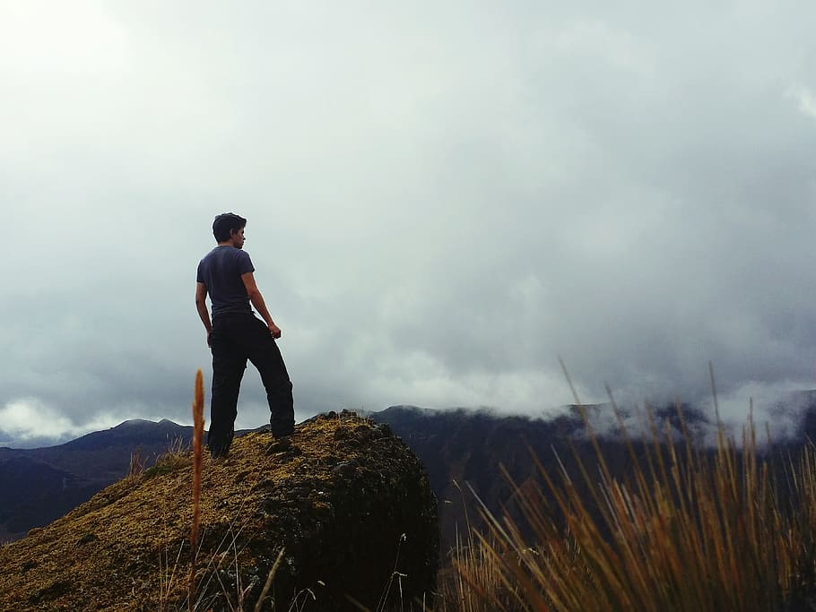 ecuador, Quito, en person, fuld længde, skønhed i naturen, bjerg, rigtige mennesker, stående, miljø, scenics - natur, afslappet tøj, fritidsaktivitet, ikke-urbane scene, tåge, natur, herrer, livsstil, himmel, ro, jord, udendørs, kigger på visning, 4K