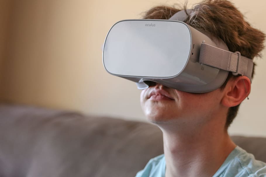 adolescent, noi, assegut, a l'interior, portar, virtual, auriculars de realitat, pantalla, mirant, vr, jove, contemporani, dispositiu, experiència, diversió, futur, gadget, auriculars, d'alta tecnologia, imagina, innovació, aïllat, modern, persona, jugar, la realitat, tecnologia, visió, visualització, veure, desgast, usable, simulador de realitat virtual, tirada al cap, una persona, Ulleres de 3 d, tecnologia sense fils, retrat, adult, futurista, connexió, comunicació, homes, mascles, gots, celebració, centrar-se en primer pla, ciberespai, cara oculta, 2K