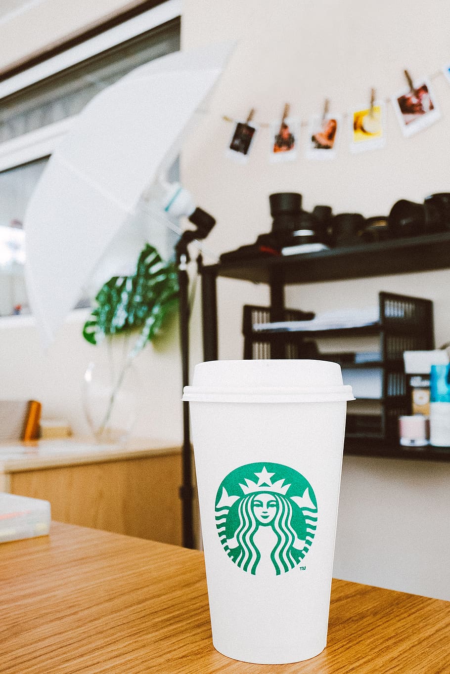 blanc, starbucks, d'un sol ús, tassa, marró, taula, begudes, cafeïna, cafè, contenidor, tassa de café, beure, a l'interior, cap gent, centrar-se en primer pla, interior de casa, natura morta, decoració, material de fusta, primer pla, habitació domèstica, casa, prestatge, paper, text, fusta, Color blanc, dia, color verd, ampolla, 4K