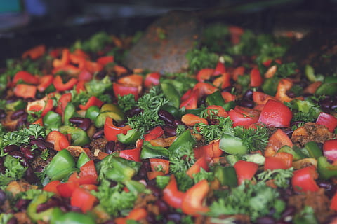 mongetes amb espècies, menjar i beguda, menjar, enfocament selectiu, frescor, alimentació saludable, vegetals, benestar, cap gent, color verd, primer pla, a l'interior, vermell, abundància, natura morta, fruita, picat, mercat, vista d’angle alt, a la venda, dia, herba, menjar vegetarià, 5K, CC0, domini públic, lliure de regalies