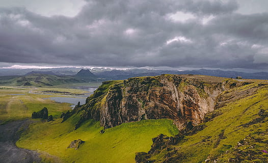 bjerg, legeme, vand, kant, overskyet, baggrund, pauseskærm, tapet, klint, natur, landskab, grøn, vik iceland, vik, island, rejse, udforske, sky - himmel, miljø, scenics - natur, himmel, jord, skønhed i naturen, rejsemål, ikke-urbane scene, storm, græs, rock-objekt, plante, aktivitet, klippe, ingen mennesker, udendørs, 4K, CC0, offentligt domæne, royaltyfrie